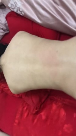 绿帽癖老公找单男艹爱妻 模特身材极品娇妻『短裙无内』淫妻福利 ，主动张开黑丝M腿 满嘴淫语呻吟不断！ 截图6