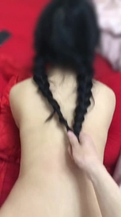 绿帽癖老公找单男艹爱妻 模特身材极品娇妻『短裙无内』淫妻福利 ，主动张开黑丝M腿 满嘴淫语呻吟不断！ 截图16