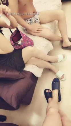 跟满背纹身的嫂子玩个3P，露脸两个鸡巴一起塞嘴里，沙发上的激情前插后入一起把小嫂子送上快乐的巅峰 截图3