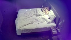 天眼酒店高清偷拍连续几天入住的奇葩小情侣整天裸睡不啪啪只会对着平板跳操 截图4
