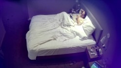 天眼酒店高清偷拍连续几天入住的奇葩小情侣整天裸睡不啪啪只会对着平板跳操 截图6