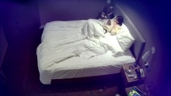 天眼酒店高清偷拍连续几天入住的奇葩小情侣整天裸睡不啪啪只会对着平板跳操 截图11
