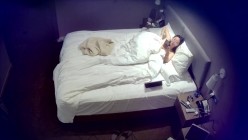 天眼酒店高清偷拍连续几天入住的奇葩小情侣整天裸睡不啪啪只会对着平板跳操 截图16