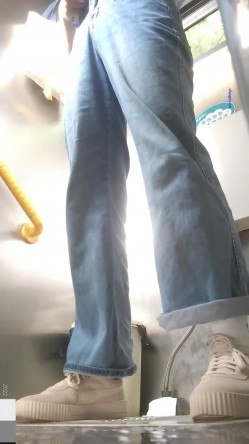 厕拍大神潜入 师范大学附近公共厕所偷拍青春靓丽学妹，其中有几个高颜值学妹 截图1