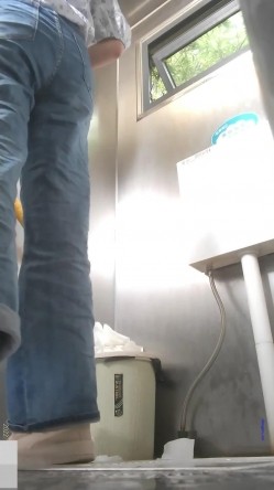 厕拍大神潜入 师范大学附近公共厕所偷拍青春靓丽学妹，其中有几个高颜值学妹 截图6