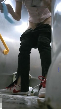 厕拍大神潜入 师范大学附近公共厕所偷拍青春靓丽学妹，其中有几个高颜值学妹 截图16