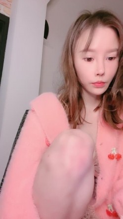 167成都车模-你的大宝贝- 哥哥快把我舔湿，逼逼好干呀。骚货央求各位狼友来成都春熙路开房，干死她！ 截图3