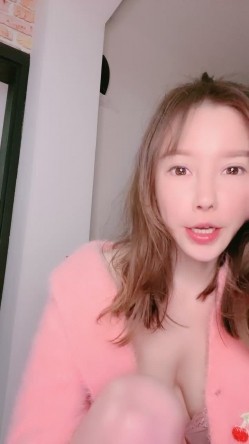 167成都车模-你的大宝贝- 哥哥快把我舔湿，逼逼好干呀。骚货央求各位狼友来成都春熙路开房，干死她！ 截图4
