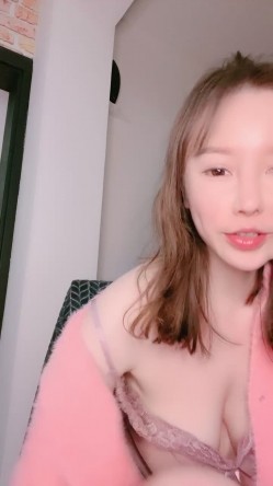 167成都车模-你的大宝贝- 哥哥快把我舔湿，逼逼好干呀。骚货央求各位狼友来成都春熙路开房，干死她！ 截图5