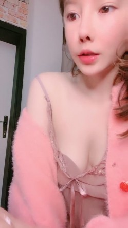 167成都车模-你的大宝贝- 哥哥快把我舔湿，逼逼好干呀。骚货央求各位狼友来成都春熙路开房，干死她！ 截图11