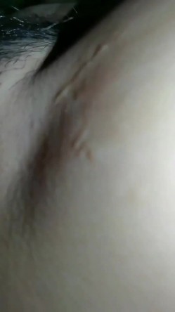 拍摄下阿姨的骚样，近距离舔她的逼，淫水又多又咸，竟然给舔喷叻，这得有多爽啊！ 截图2