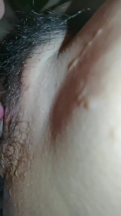 拍摄下阿姨的骚样，近距离舔她的逼，淫水又多又咸，竟然给舔喷叻，这得有多爽啊！ 截图3