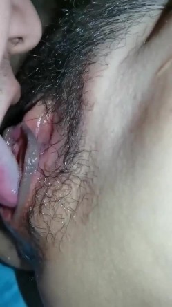 拍摄下阿姨的骚样，近距离舔她的逼，淫水又多又咸，竟然给舔喷叻，这得有多爽啊！ 截图7