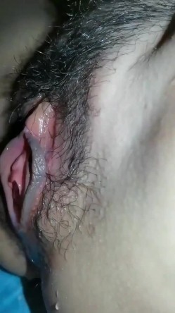 拍摄下阿姨的骚样，近距离舔她的逼，淫水又多又咸，竟然给舔喷叻，这得有多爽啊！ 截图9