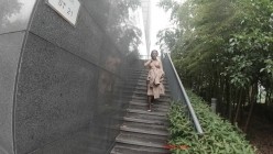 顶级反差露脸御姐，露出鼻祖，网红【火儿姐】景区裸行高清原版视图，大奶美腿女人味十足 截图15