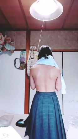 表妹手机里发现的自拍脱衣服视频,不知道我表妹这颗白菜被哪头猪给拱了 截图1