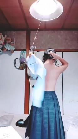 表妹手机里发现的自拍脱衣服视频,不知道我表妹这颗白菜被哪头猪给拱了 截图3