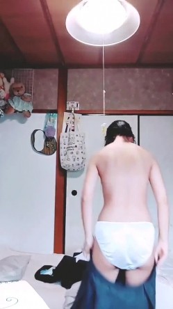 表妹手机里发现的自拍脱衣服视频,不知道我表妹这颗白菜被哪头猪给拱了 截图5