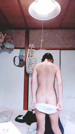 表妹手机里发现的自拍脱衣服视频,不知道我表妹这颗白菜被哪头猪给拱了 截图10