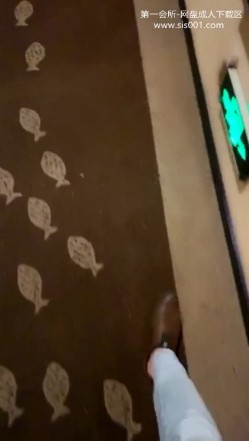 晚上【王子哥专啪学生妹】奔驰哥到学校接学生妹去酒店开房，送个新款iPhone妹子好开心，洗澡啪啪丝袜什么都能玩 截图1
