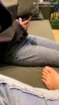 晚上【王子哥专啪学生妹】奔驰哥到学校接学生妹去酒店开房，送个新款iPhone妹子好开心，洗澡啪啪丝袜什么都能玩 截图3