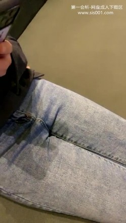 晚上【王子哥专啪学生妹】奔驰哥到学校接学生妹去酒店开房，送个新款iPhone妹子好开心，洗澡啪啪丝袜什么都能玩 截图4