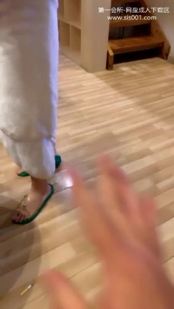 晚上【王子哥专啪学生妹】奔驰哥到学校接学生妹去酒店开房，送个新款iPhone妹子好开心，洗澡啪啪丝袜什么都能玩 截图12