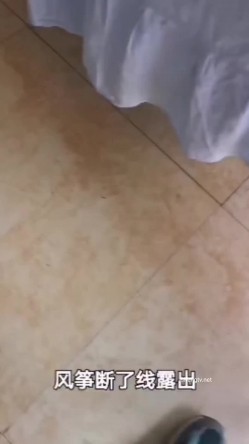 极限露出天花板，反差婊【风筝断了线】中医按摩院勾引老中医，老头过足了手瘾 截图2