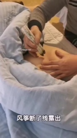 极限露出天花板，反差婊【风筝断了线】中医按摩院勾引老中医，老头过足了手瘾 截图11
