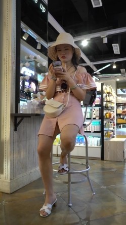 【YZWCD】极品无内抄底 骚气高颜值馒头逼长腿小姐姐不穿内裤逛展览 截图1