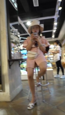 【YZWCD】极品无内抄底 骚气高颜值馒头逼长腿小姐姐不穿内裤逛展览 截图4