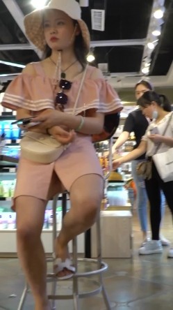 【YZWCD】极品无内抄底 骚气高颜值馒头逼长腿小姐姐不穿内裤逛展览 截图9