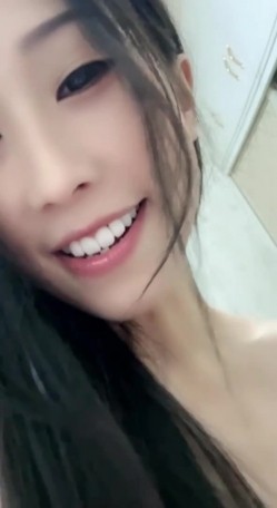 户外！【女主】夜晚穿上黑丝诱惑实习生口爆最后被内射 截图13