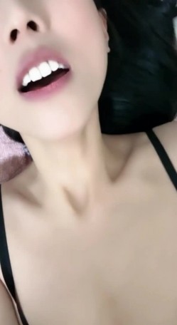 户外！【女主】夜晚穿上黑丝诱惑实习生口爆最后被内射 截图14