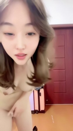 真实露脸大学生！土豪重金定制，19岁艺校高颜值美女线上接活儿，居家宿舍各种裸舞勾引，身材好又骚又是无毛 截图1
