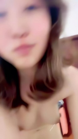 真实露脸大学生！土豪重金定制，19岁艺校高颜值美女线上接活儿，居家宿舍各种裸舞勾引，身材好又骚又是无毛 截图4