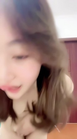 真实露脸大学生！土豪重金定制，19岁艺校高颜值美女线上接活儿，居家宿舍各种裸舞勾引，身材好又骚又是无毛 截图6