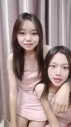 两个00后年轻小太妹 下海自慰展示小穴，中途被秃顶大叔乱入，一顿狂吃奶扣B 截图3