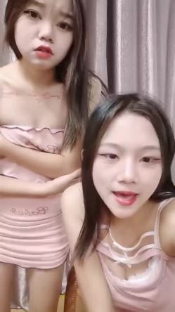 两个00后年轻小太妹 下海自慰展示小穴，中途被秃顶大叔乱入，一顿狂吃奶扣B 截图4