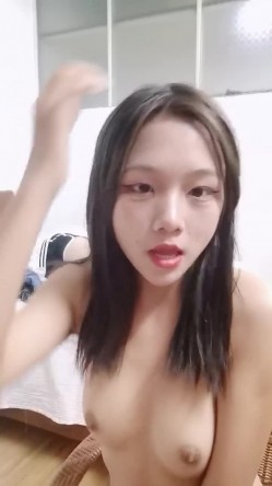 两个00后年轻小太妹 下海自慰展示小穴，中途被秃顶大叔乱入，一顿狂吃奶扣B 截图13