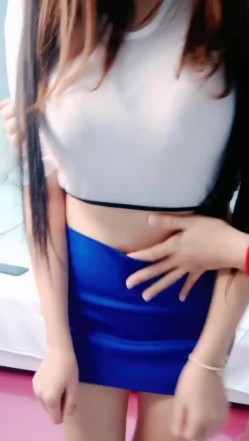 国产两个极品少妇，多人的淫乱，和猥琐头套男做爱，最后口爆 截图3