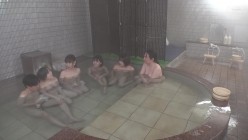 DANDY-914 「おちんちん大きくさせてごめんね」子供だから大丈夫だろうと女湯に一緒に入った甥っ子がおっぱいだらけの状況にフル勃起！慌てた叔母さんがこっそり抜いてくれました 截图12