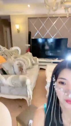重磅！顶级绿播下海~【小萧】道具自慰！超迷人~精都射绝了 截图3
