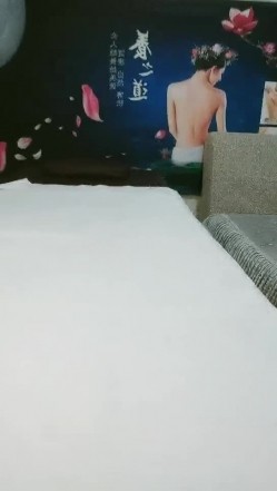 【按摩私密保养】32岁良家人妻 坚挺美乳白又圆 手法专业淫液横流 无套啪啪插得高潮迭起 精彩每一夜 截图1
