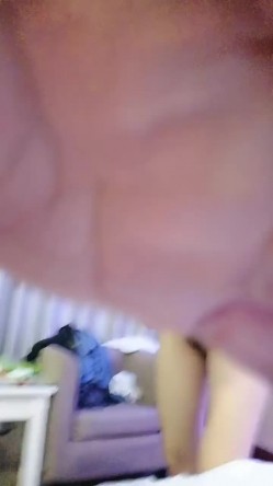 【近日刚播短发气质美女】酒店开房和炮友激情，拔下内裤黄瓜插穴，吸吮舔屌特写视角后入，大屁股抱着上位骑坐 截图5