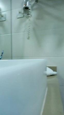 【近日刚播短发气质美女】酒店开房和炮友激情，拔下内裤黄瓜插穴，吸吮舔屌特写视角后入，大屁股抱着上位骑坐 截图16