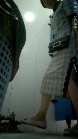 拍多位年轻小姐姐大小便，美女诱惑蜜桃臀，旗袍老阿姨无毛一线天简直太顶了 截图2