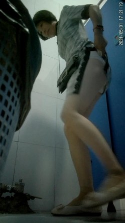 拍多位年轻小姐姐大小便，美女诱惑蜜桃臀，旗袍老阿姨无毛一线天简直太顶了 截图3