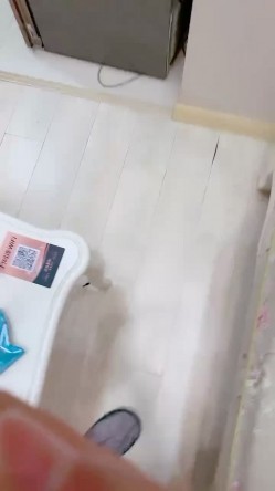 喝尿的骚女人让小哥各种玩弄，全程露脸大奶子大屁股，深喉大鸡巴，让小哥无套爆草蝴蝶骚穴，直接内射中出 截图1