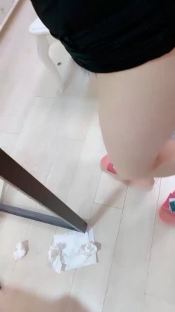喝尿的骚女人让小哥各种玩弄，全程露脸大奶子大屁股，深喉大鸡巴，让小哥无套爆草蝴蝶骚穴，直接内射中出 截图16